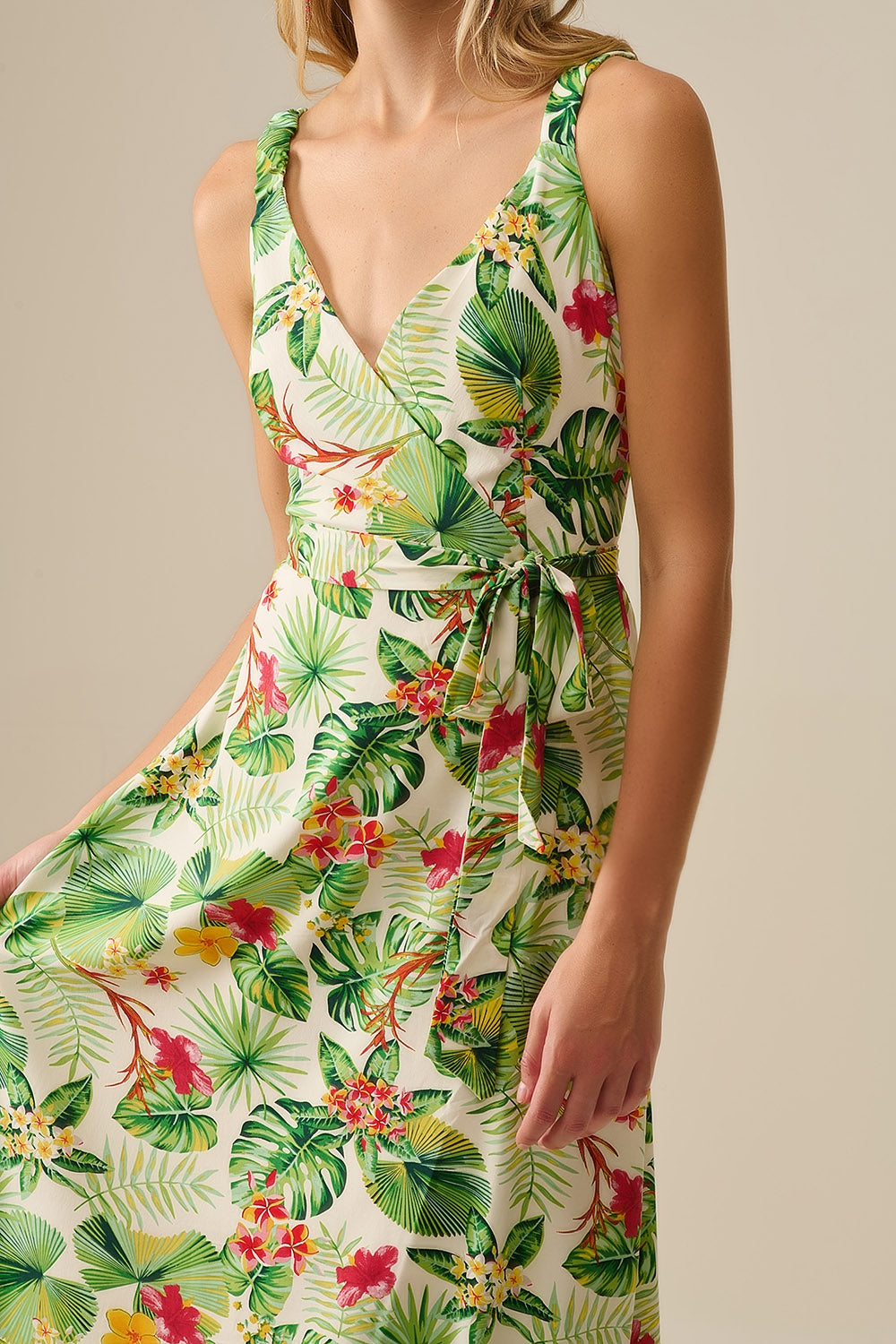 Robe longue enveloppante blanche à imprimé tropical