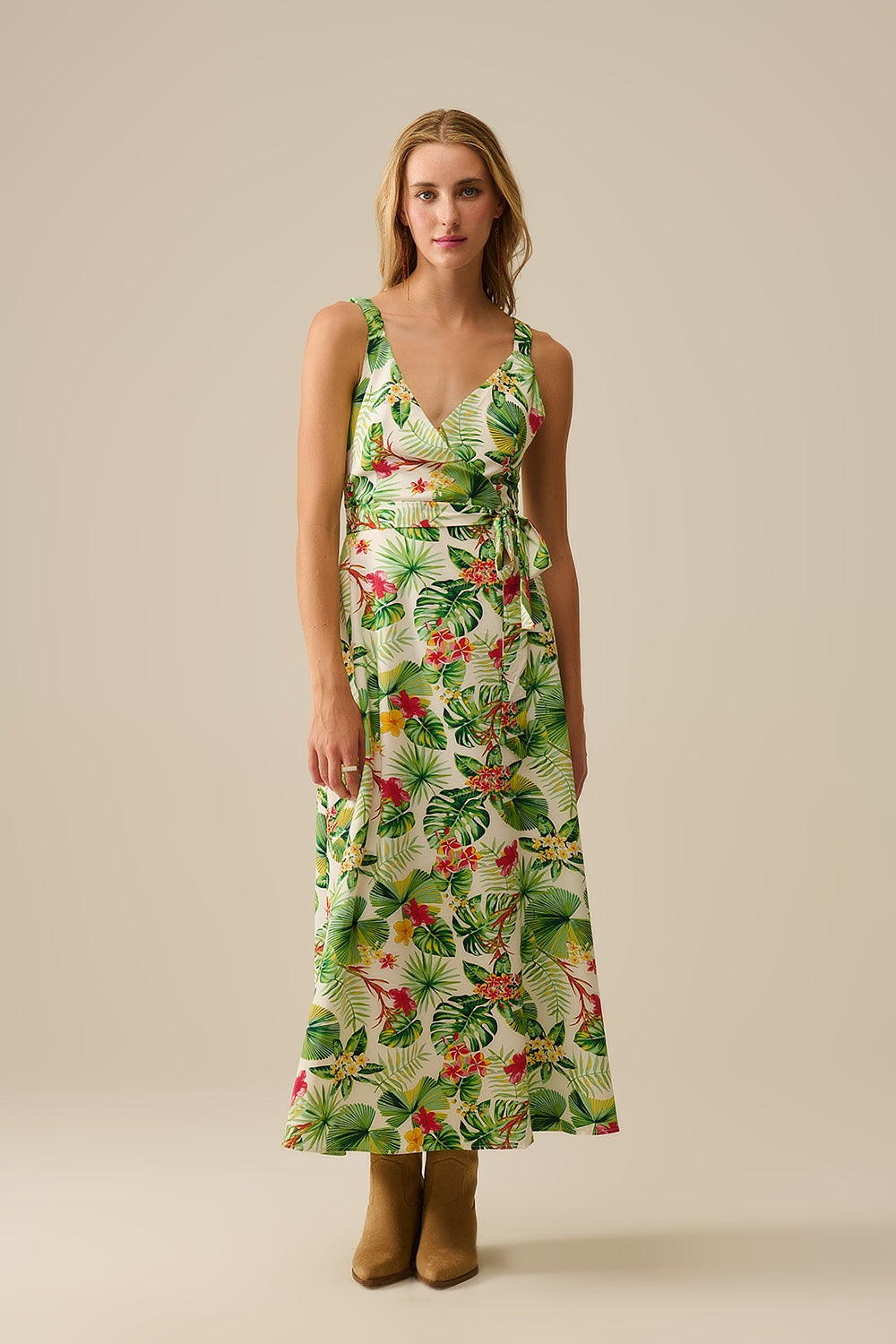 Robe longue enveloppante blanche à imprimé tropical