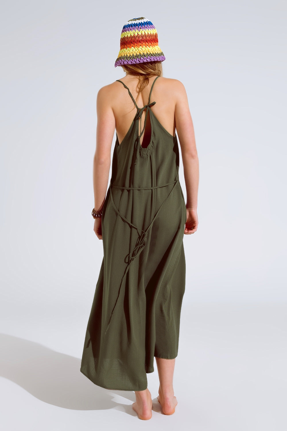 Robe longue fluide kaki à bretelles spaghetti et détails perlés