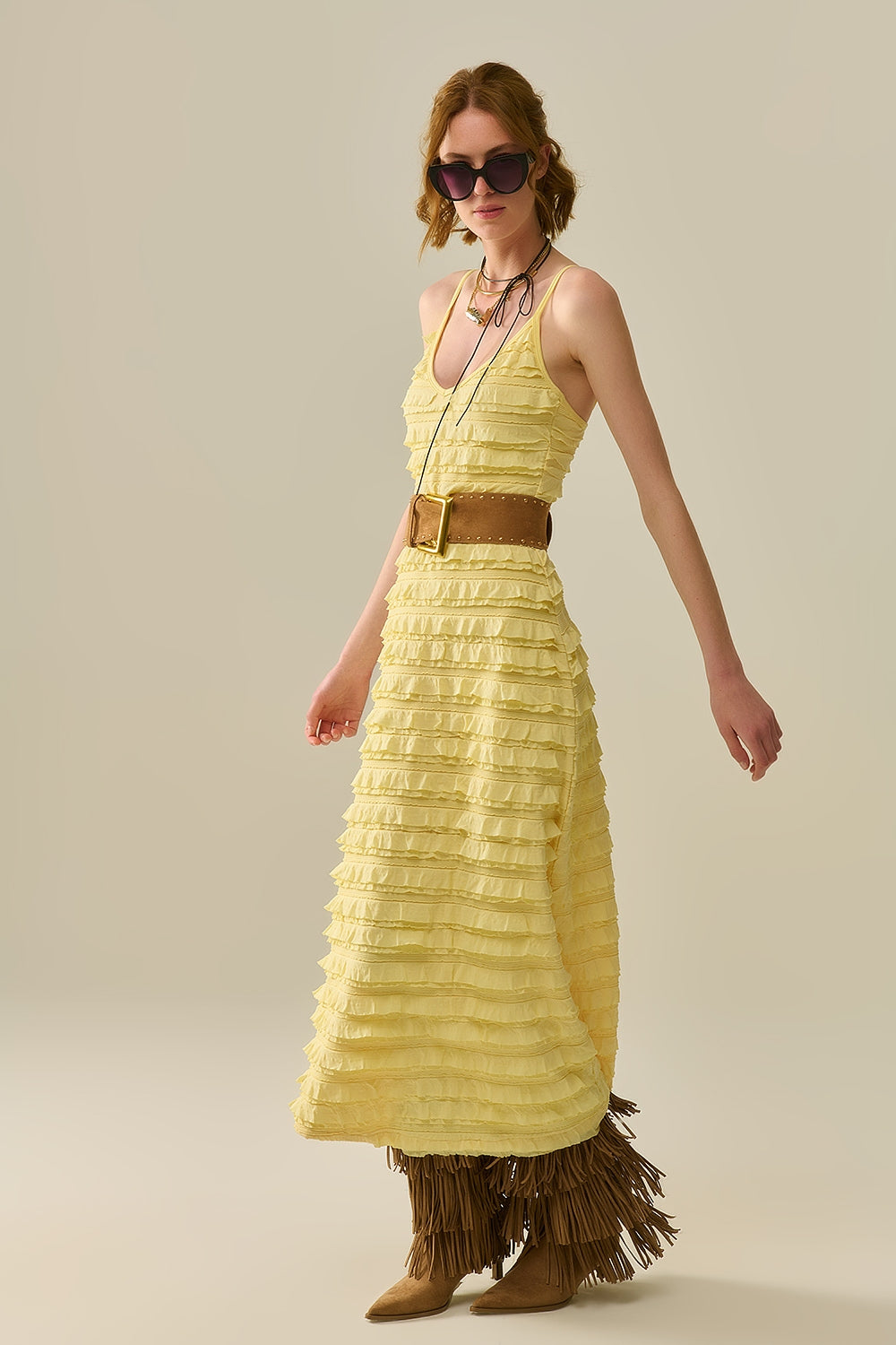 Robe longue jaune à volants et à bretelles