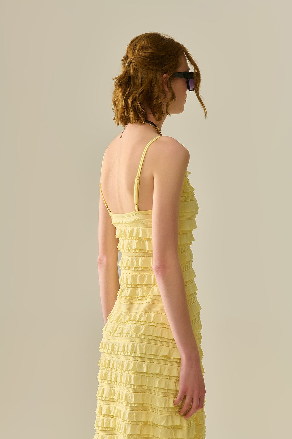 Robe longue jaune à volants et à bretelles