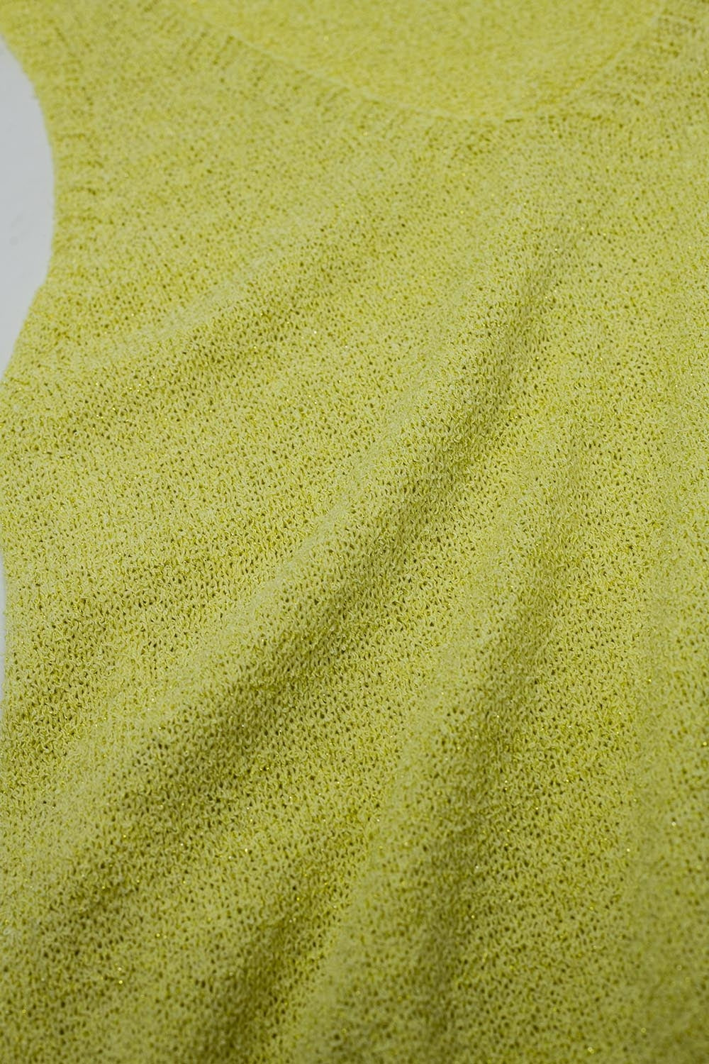 Robe longue jaune sans manches avec fente sur le côté