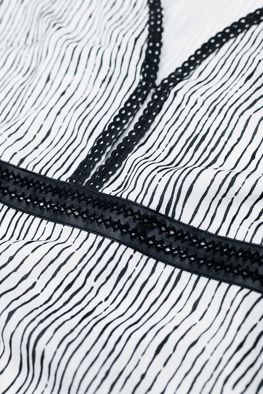 Robe longue rayée blanche avec col en V et manches courtes