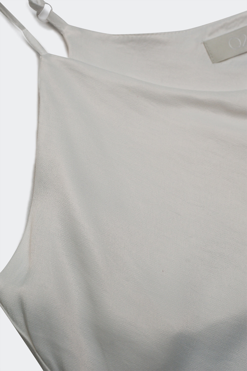 Robe longue satinée à col bénitier et fines bretelles creme