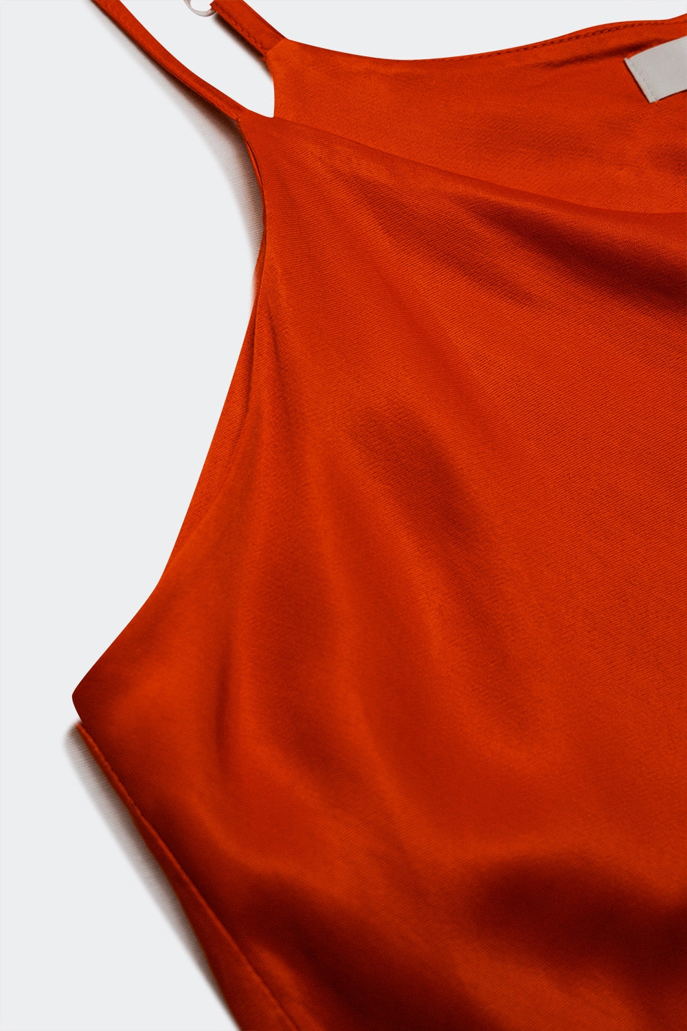 Robe longue satinée à col bénitier et fines bretelles orange