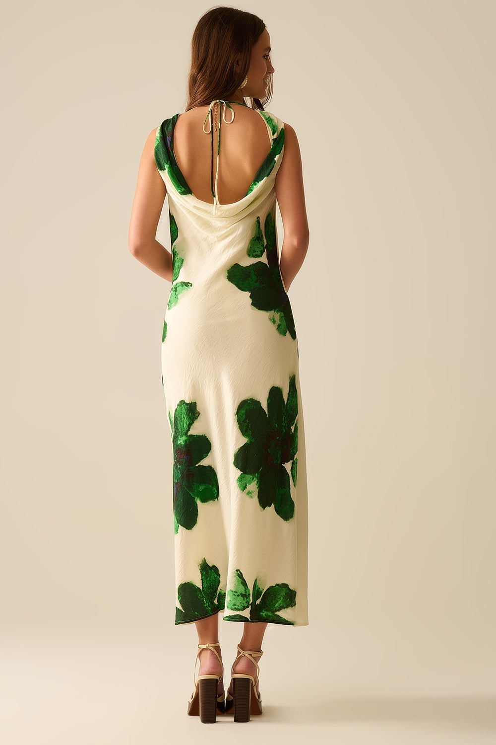Robe longue verte sans manches et fluide avec imprimé floral