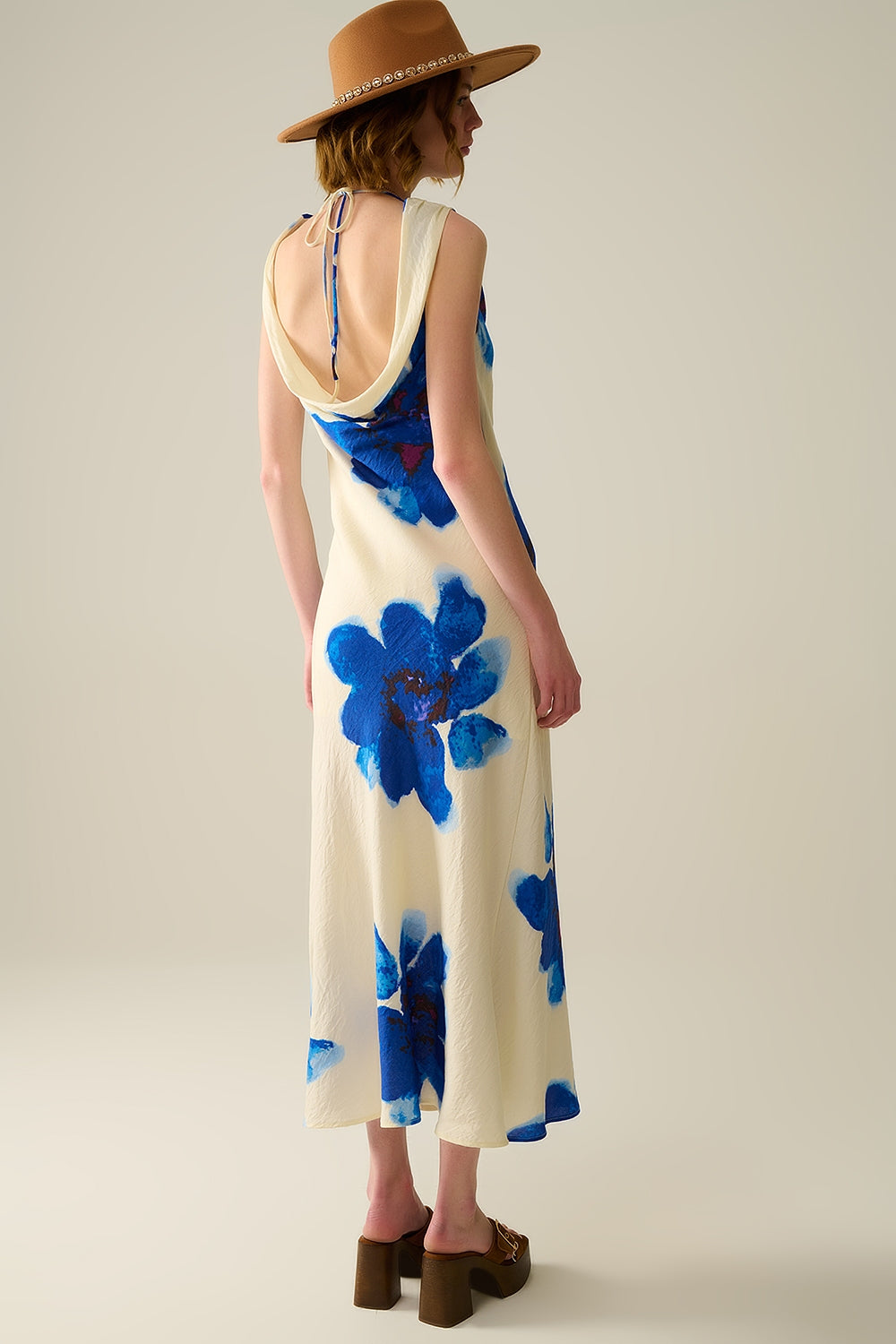 Robe maxi bleue fluide sans manches avec imprimé floral