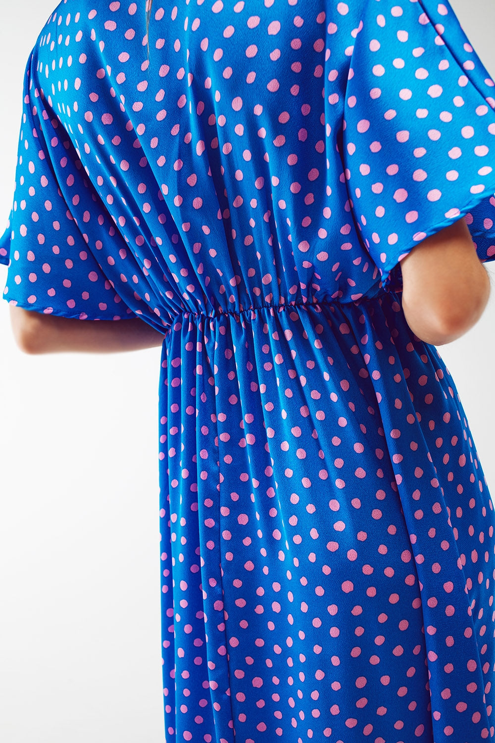 Robe maxi cintrée à la taille avec manches évasées en pois bleus