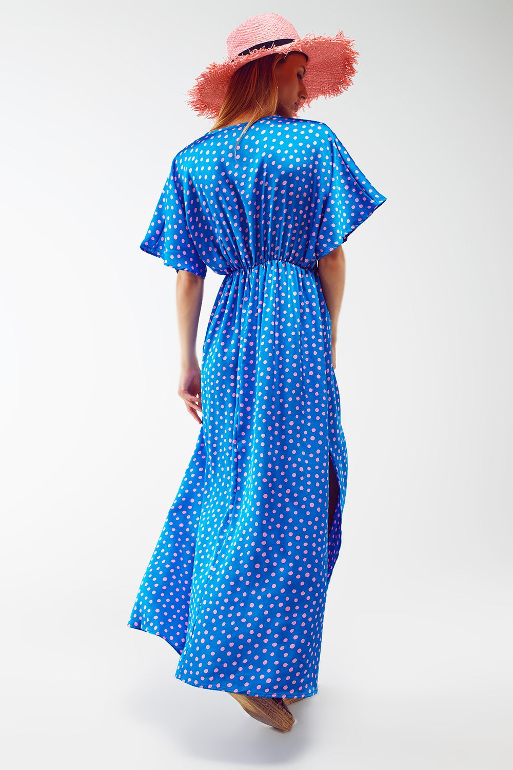 Robe maxi cintrée à la taille avec manches évasées en pois bleus