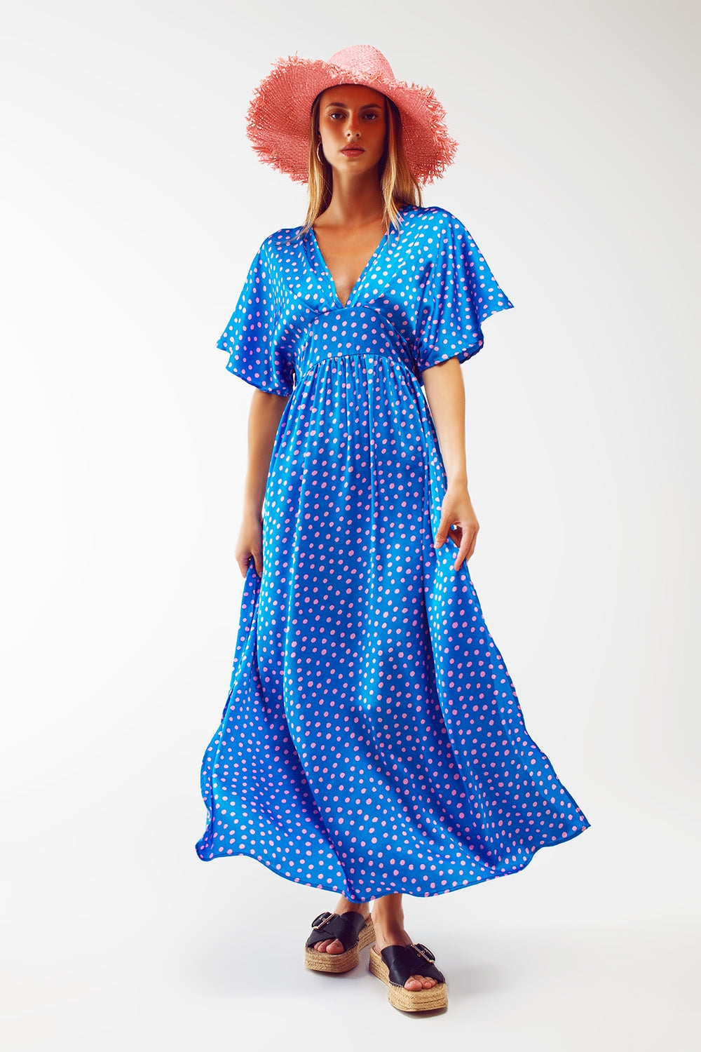 Robe maxi cintrée à la taille avec manches évasées en pois bleus