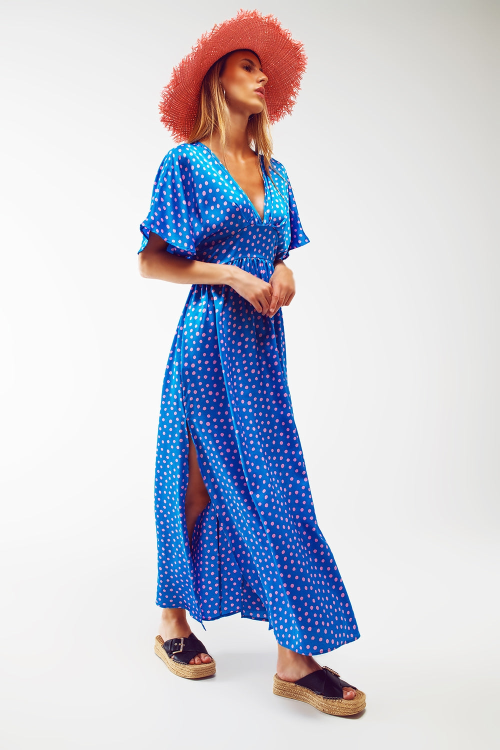 Robe maxi cintrée à la taille avec manches évasées en pois bleus