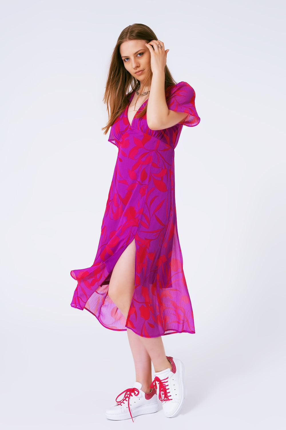 Robe maxi en mousseline à fleurs avec manches courtes et col V
