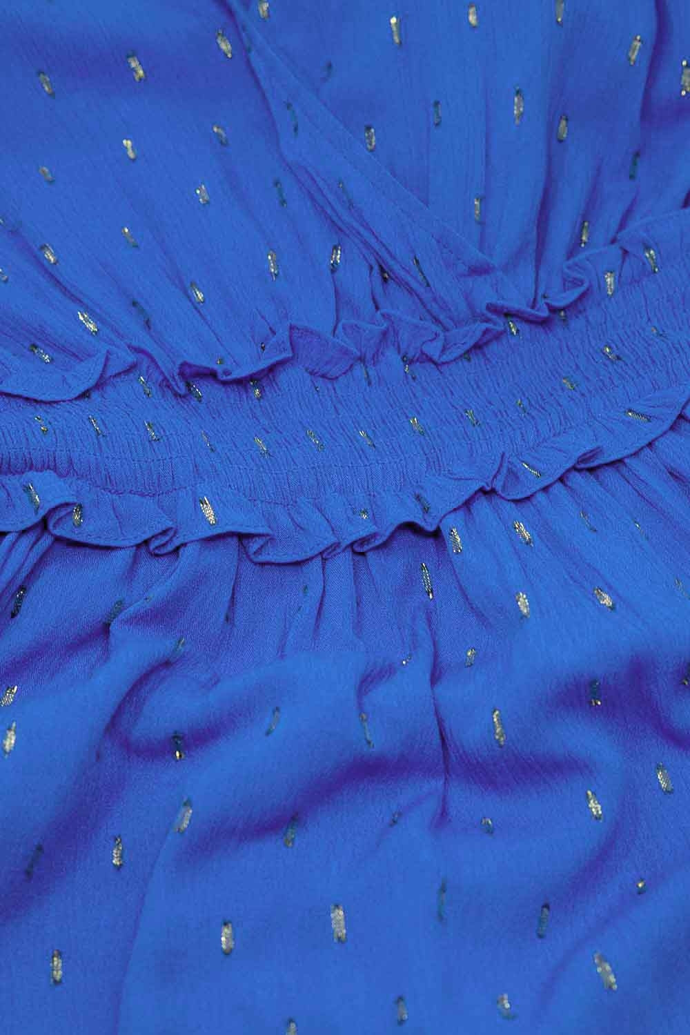 Robe mi-longue enveloppée bleue à taille smockée et à pois dorés