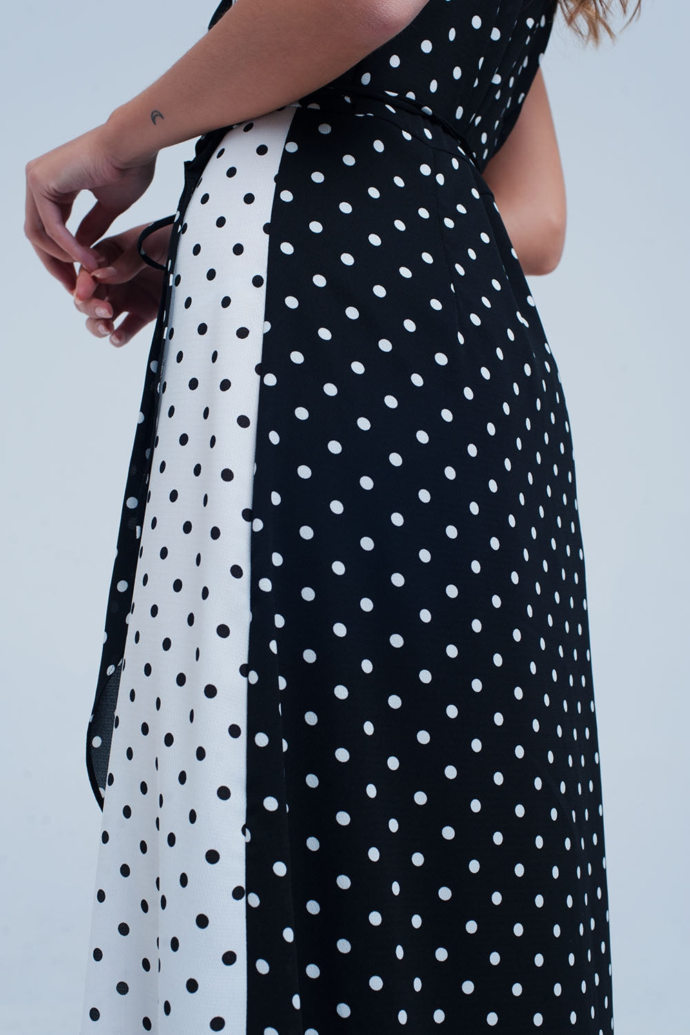 Robe mi-longue noir croisée asymétrique à imprimé pois variés