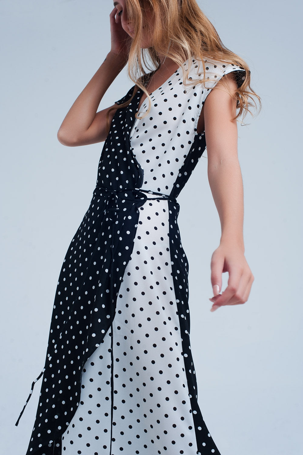 Robe mi-longue noir croisée asymétrique à imprimé pois variés