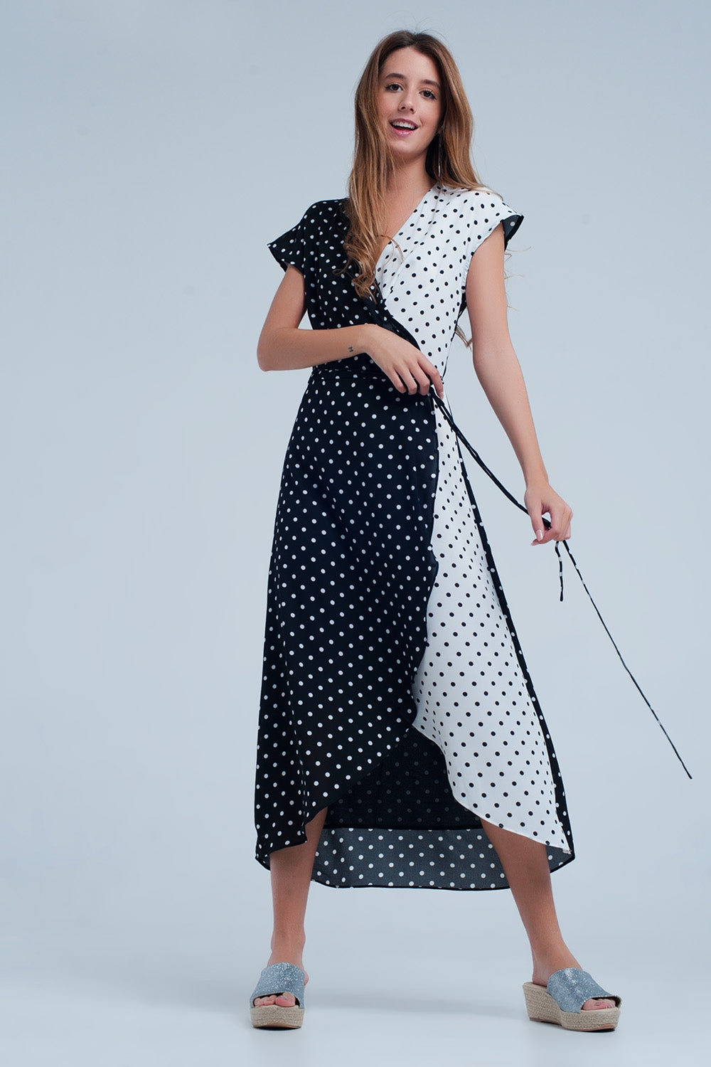Robe mi-longue noir croisée asymétrique à imprimé pois variés