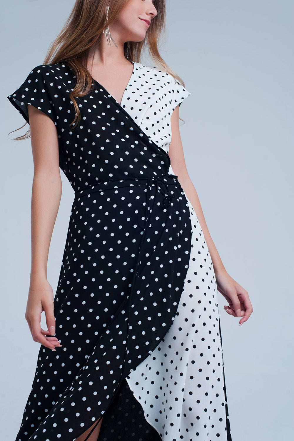 Robe mi-longue noir croisée asymétrique à imprimé pois variés