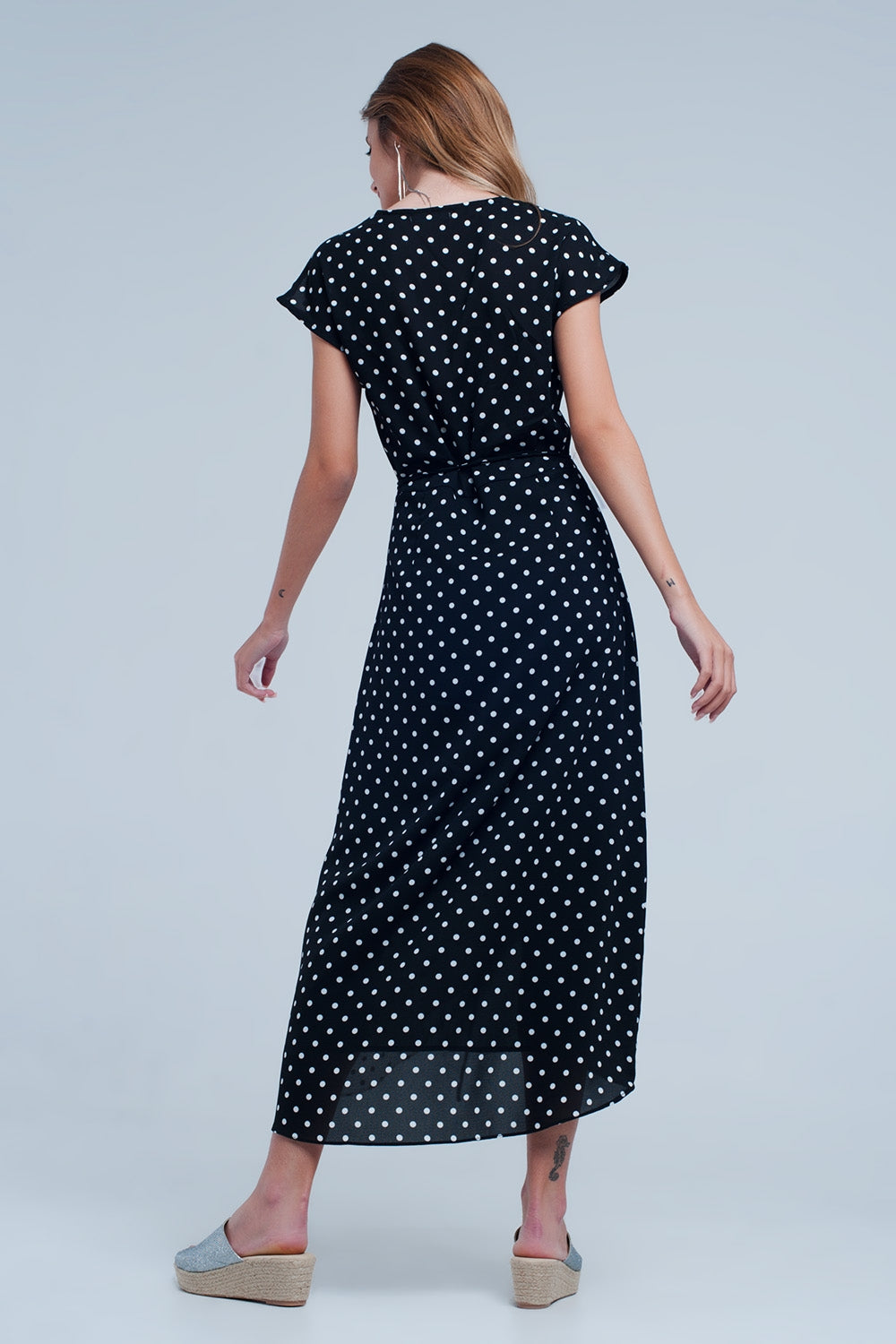 Robe mi-longue noir croisée asymétrique à imprimé pois variés