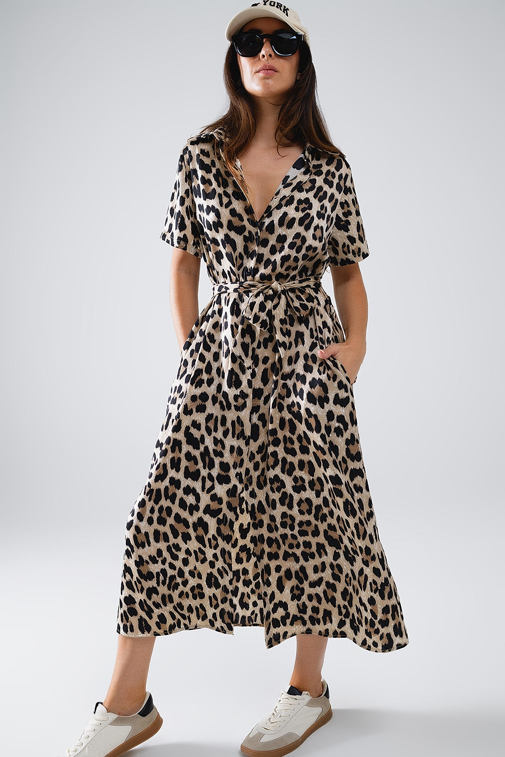 Robe midi à manches courtes avec ceinture en imprimé léopard