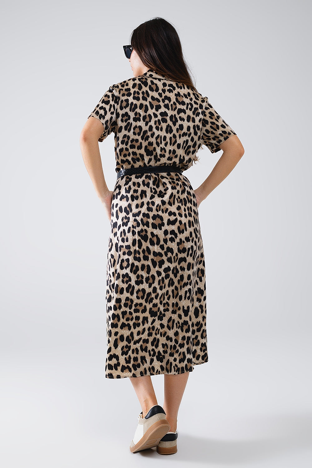 Robe midi à manches courtes avec ceinture en imprimé léopard