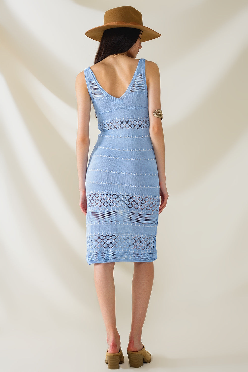 Robe midi bleu cielsans manches à encolure en V et motif en crochet