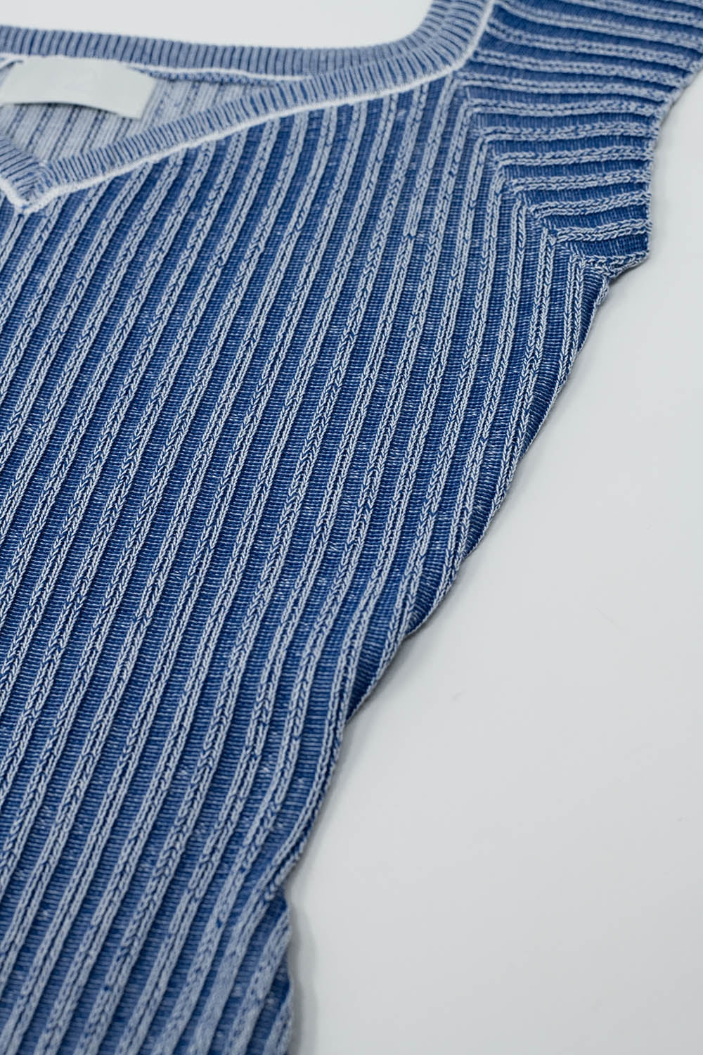 Robe midi bleue en grosse maille côtelée avec manches courtes