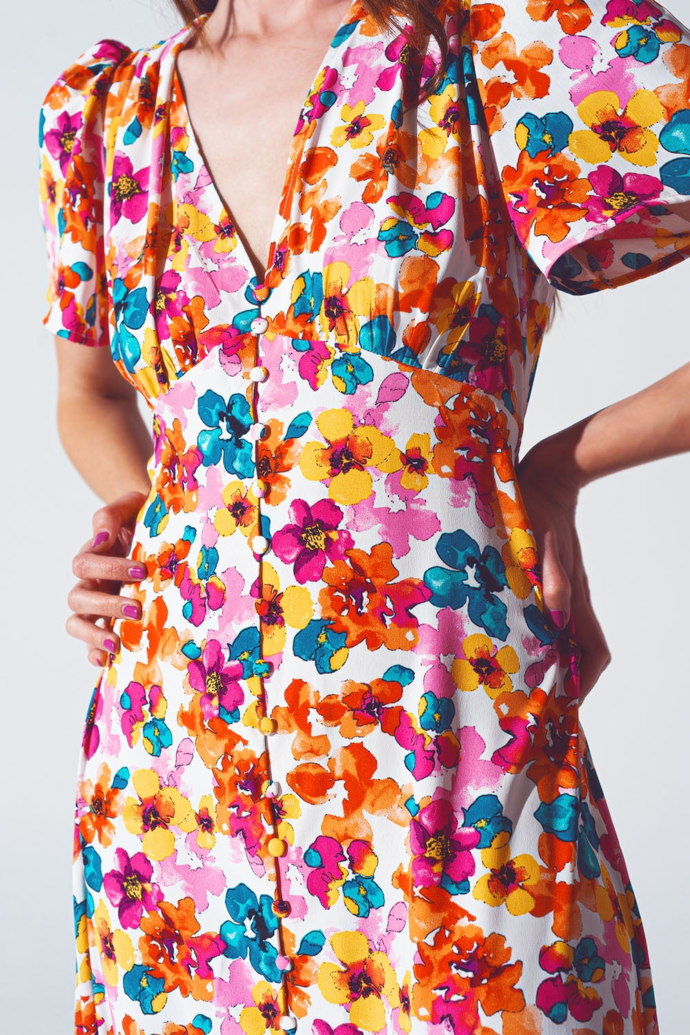 Robe midi cintrée à la taille avec motif floral multicolore