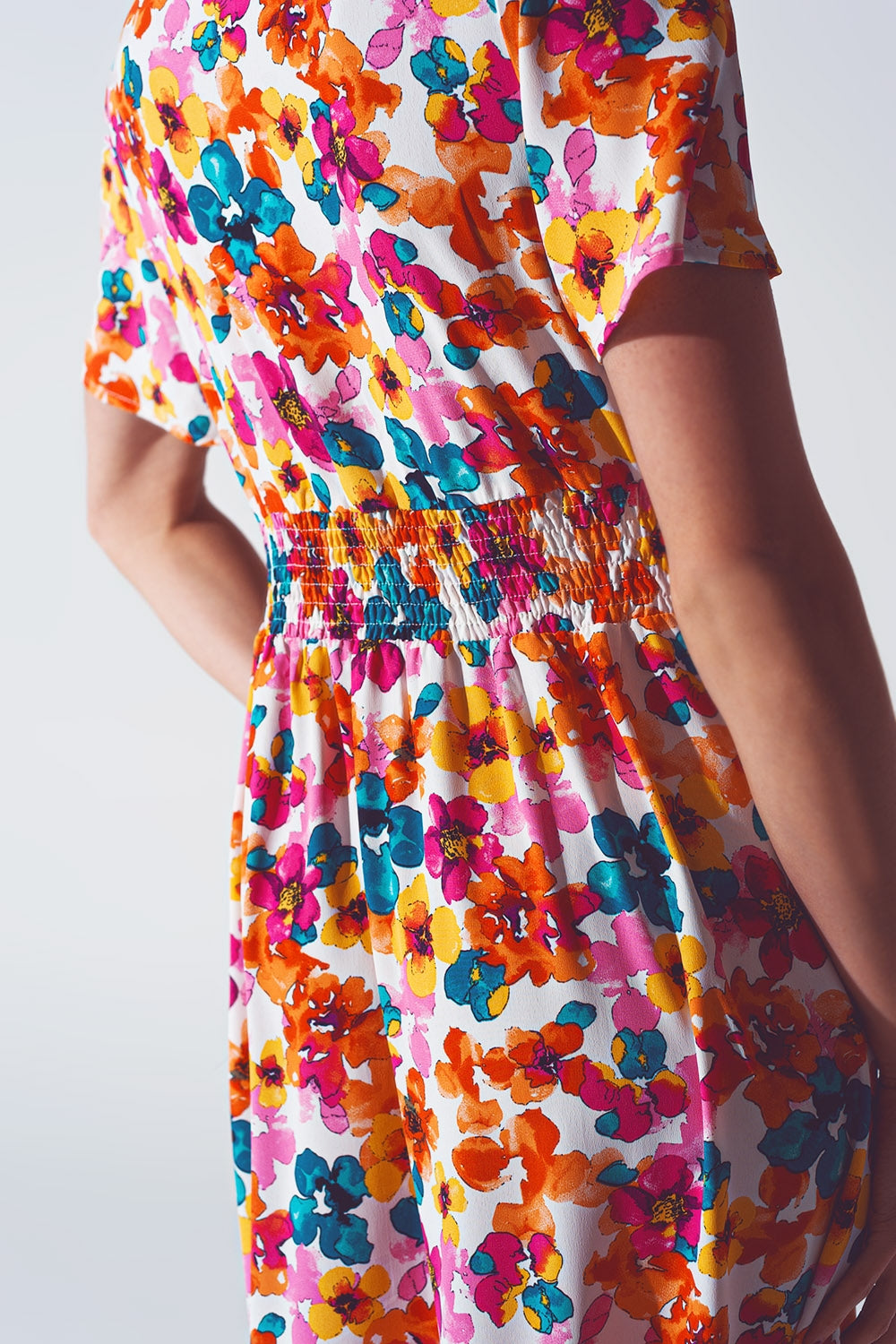 Robe midi cintrée à la taille avec motif floral multicolore