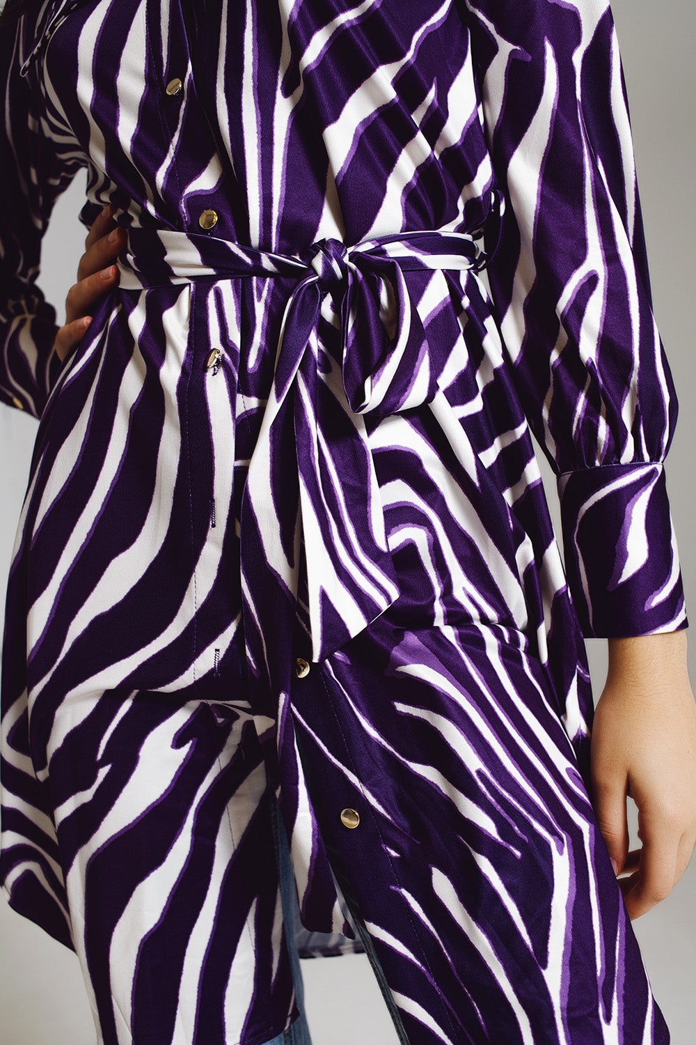 Robe midi courte avec motif zèbre en blanc et violet.