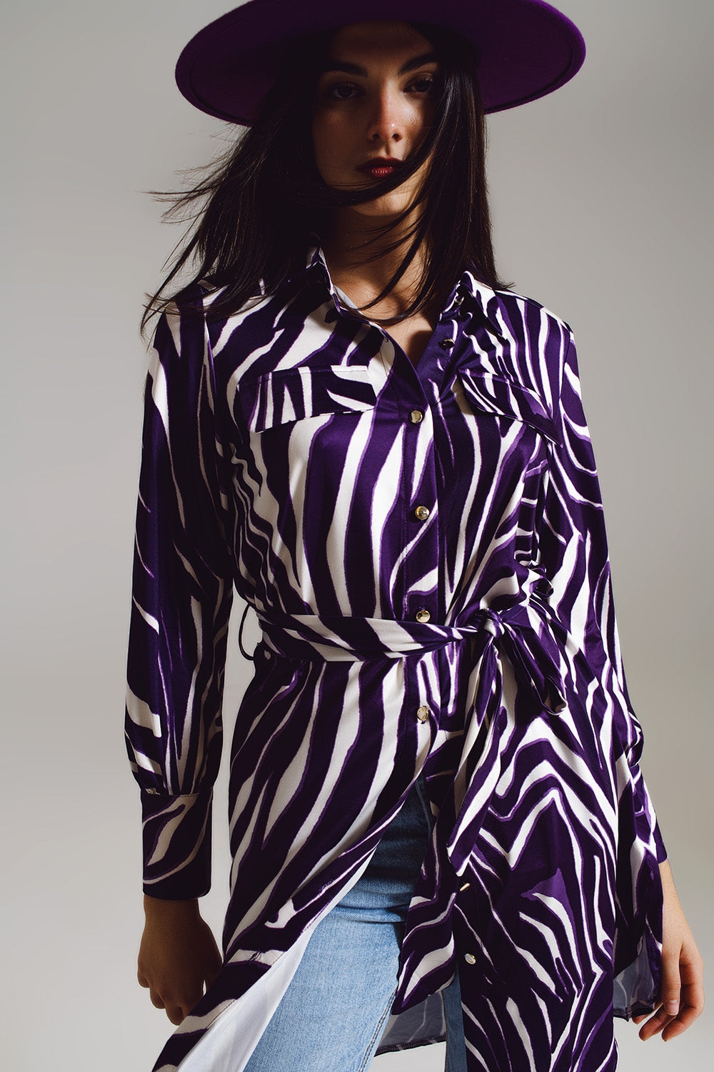 Robe midi courte avec motif zèbre en blanc et violet.