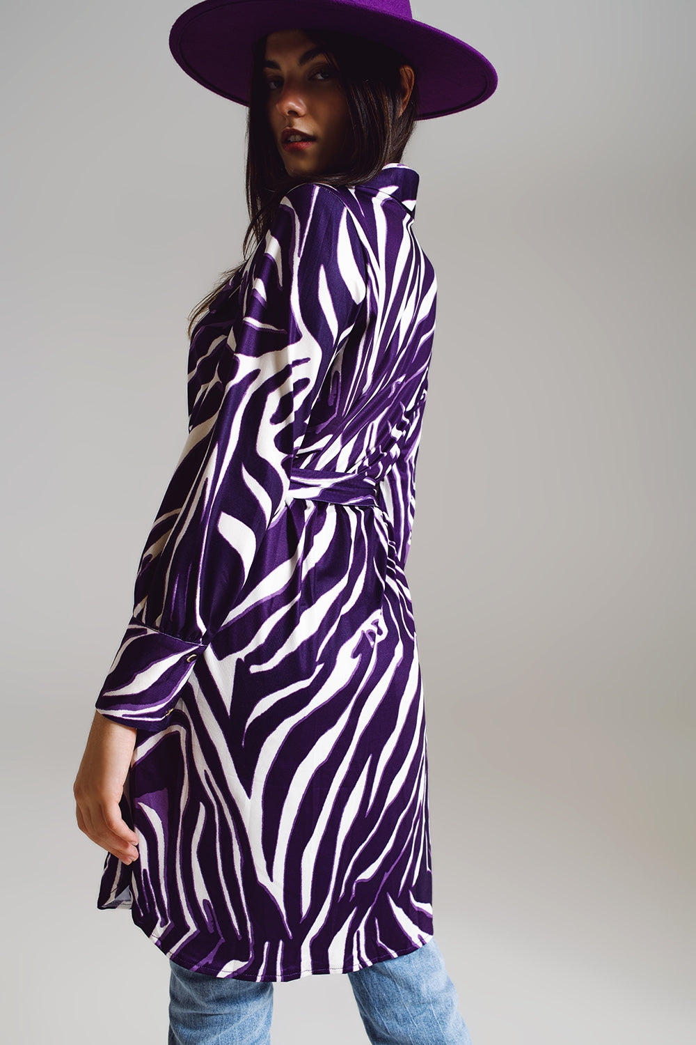 Robe midi courte avec motif zèbre en blanc et violet.