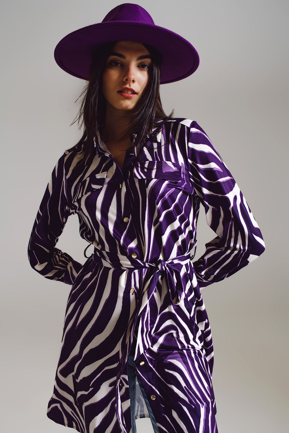 Robe midi courte avec motif zèbre en blanc et violet.