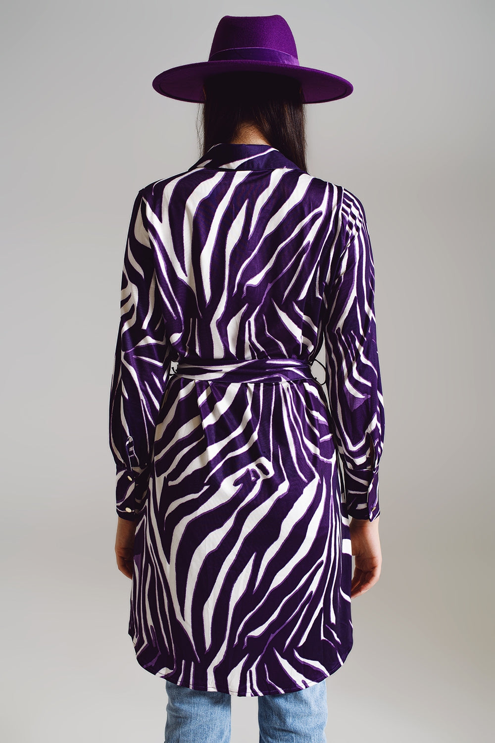 Robe midi courte avec motif zèbre en blanc et violet.