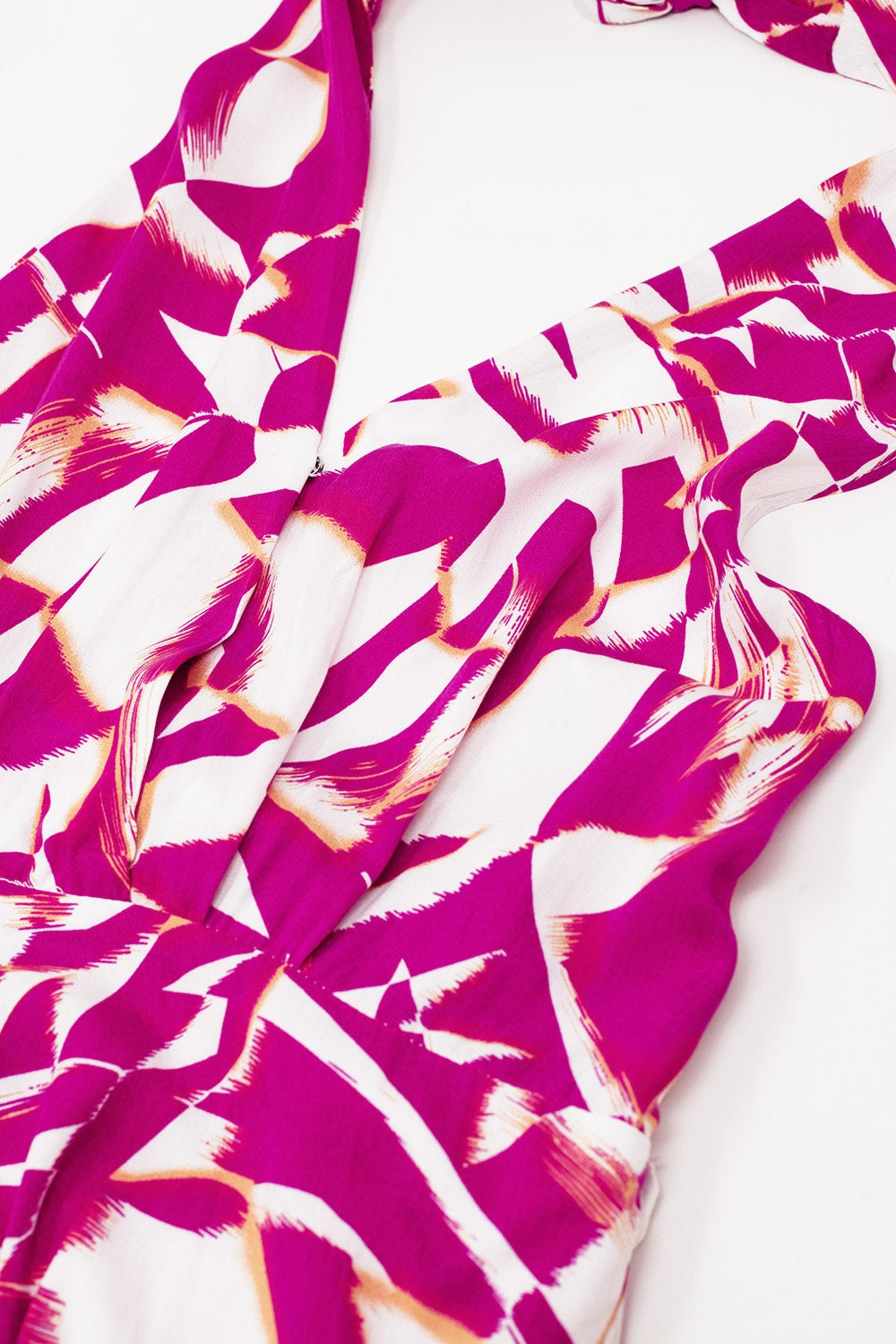 Robe midi dos nu avec taille cintrée en imprimé abstrait fuchsia et blanc