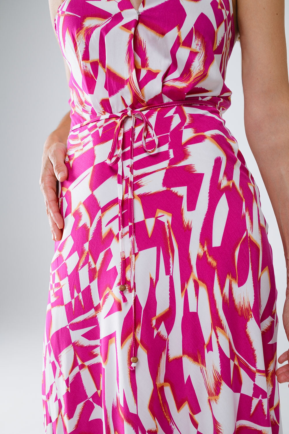 Robe midi dos nu avec taille cintrée en imprimé abstrait fuchsia et blanc