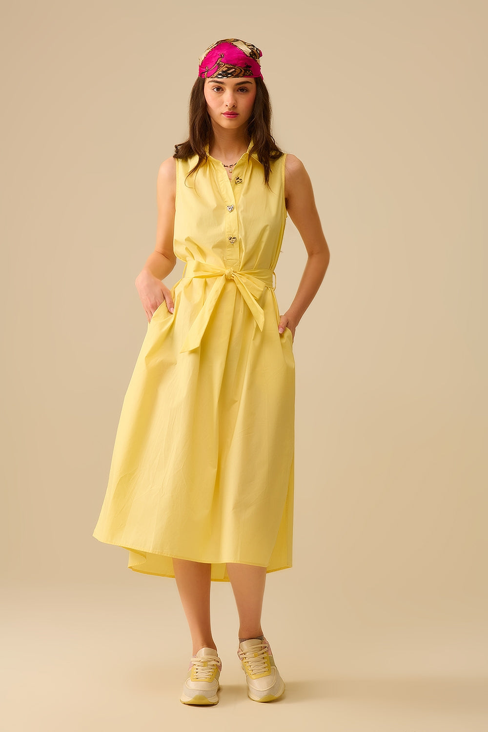 Robe midi en popeline jaune avec boutons argentés en forme de cœur