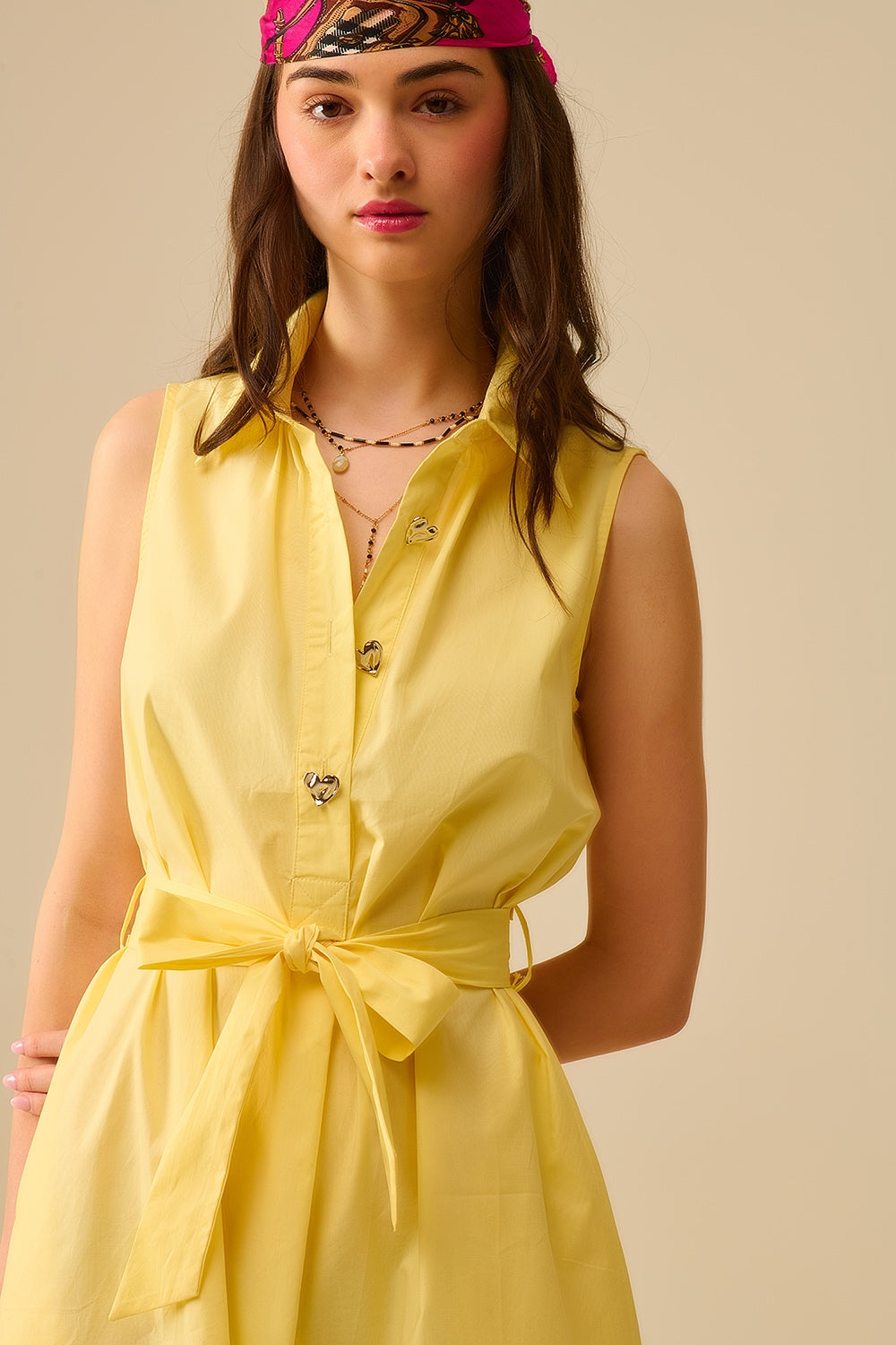 Robe midi en popeline jaune avec boutons argentés en forme de cœur