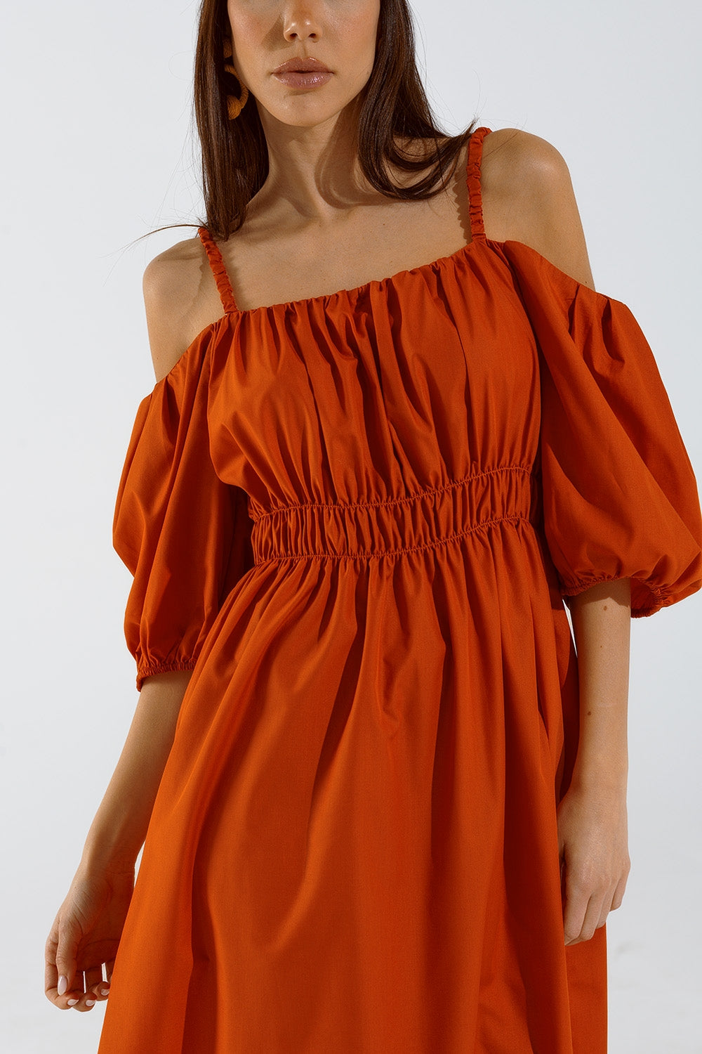 Robe midi orange à manches courtes et bretelles