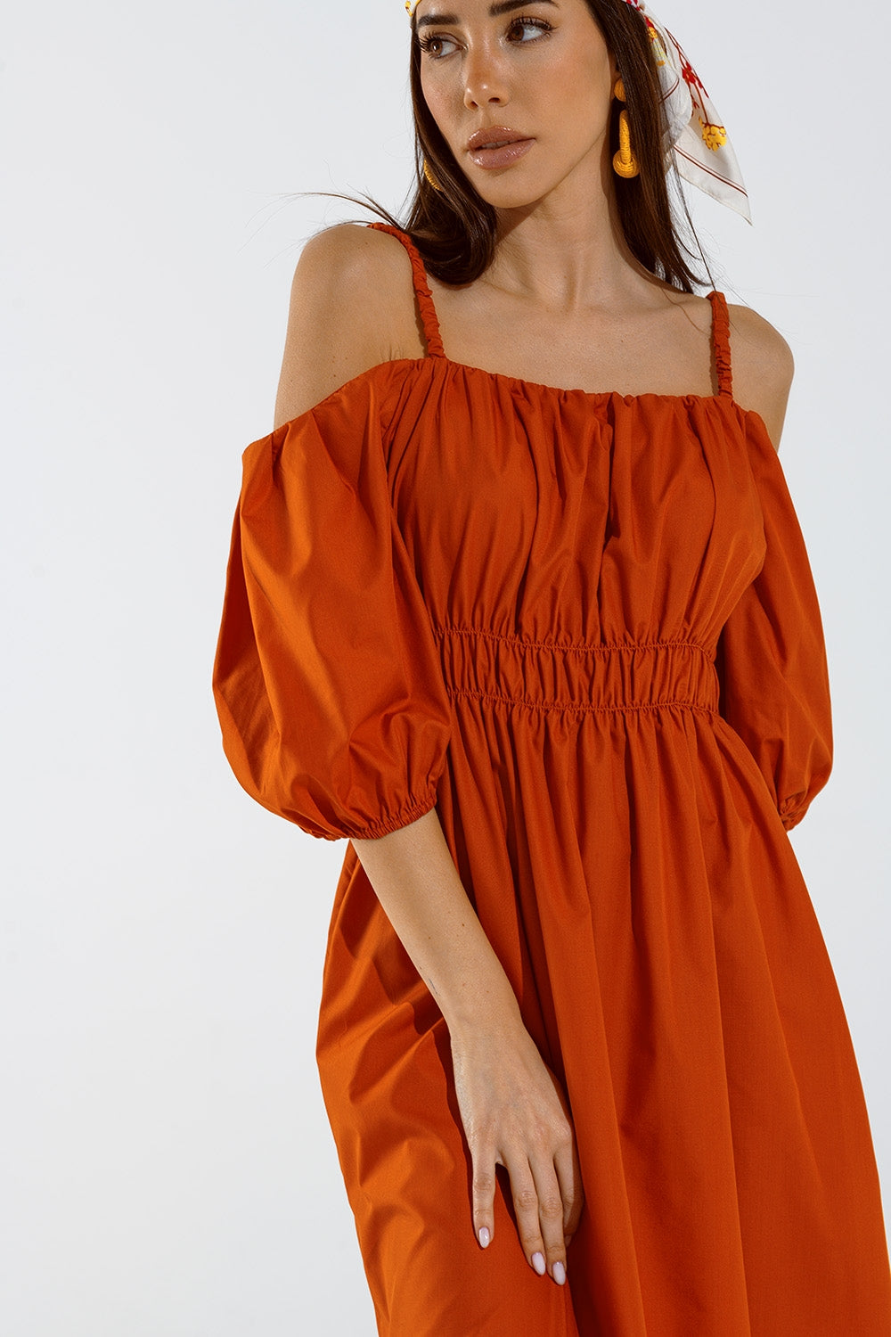 Robe midi orange à manches courtes et bretelles