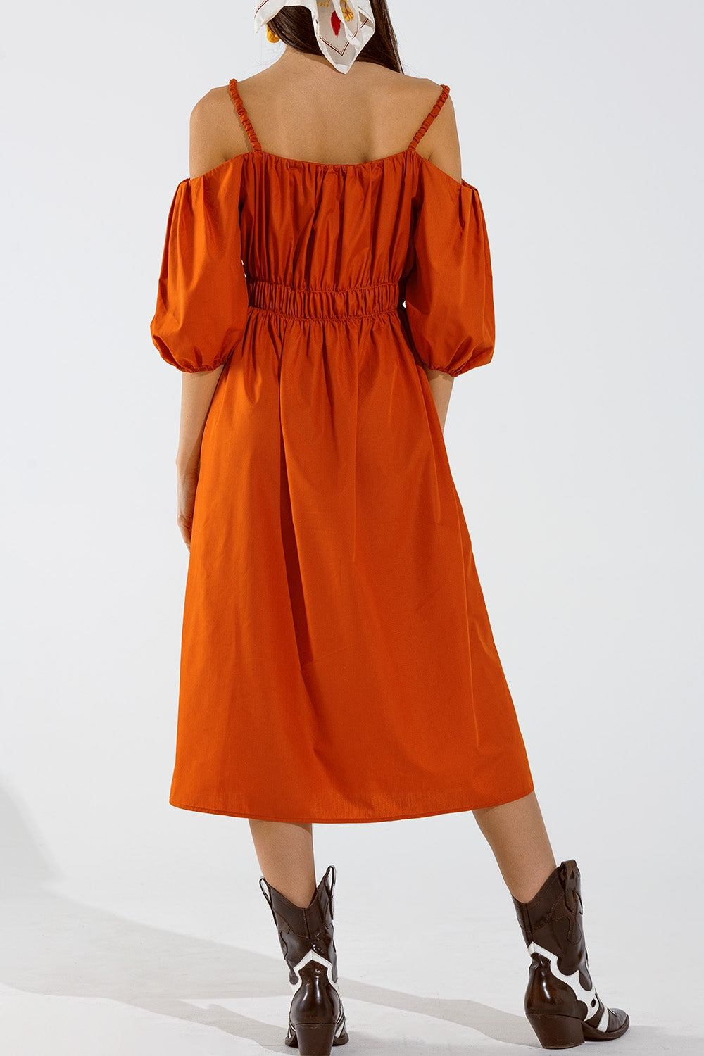 Robe midi orange à manches courtes et bretelles
