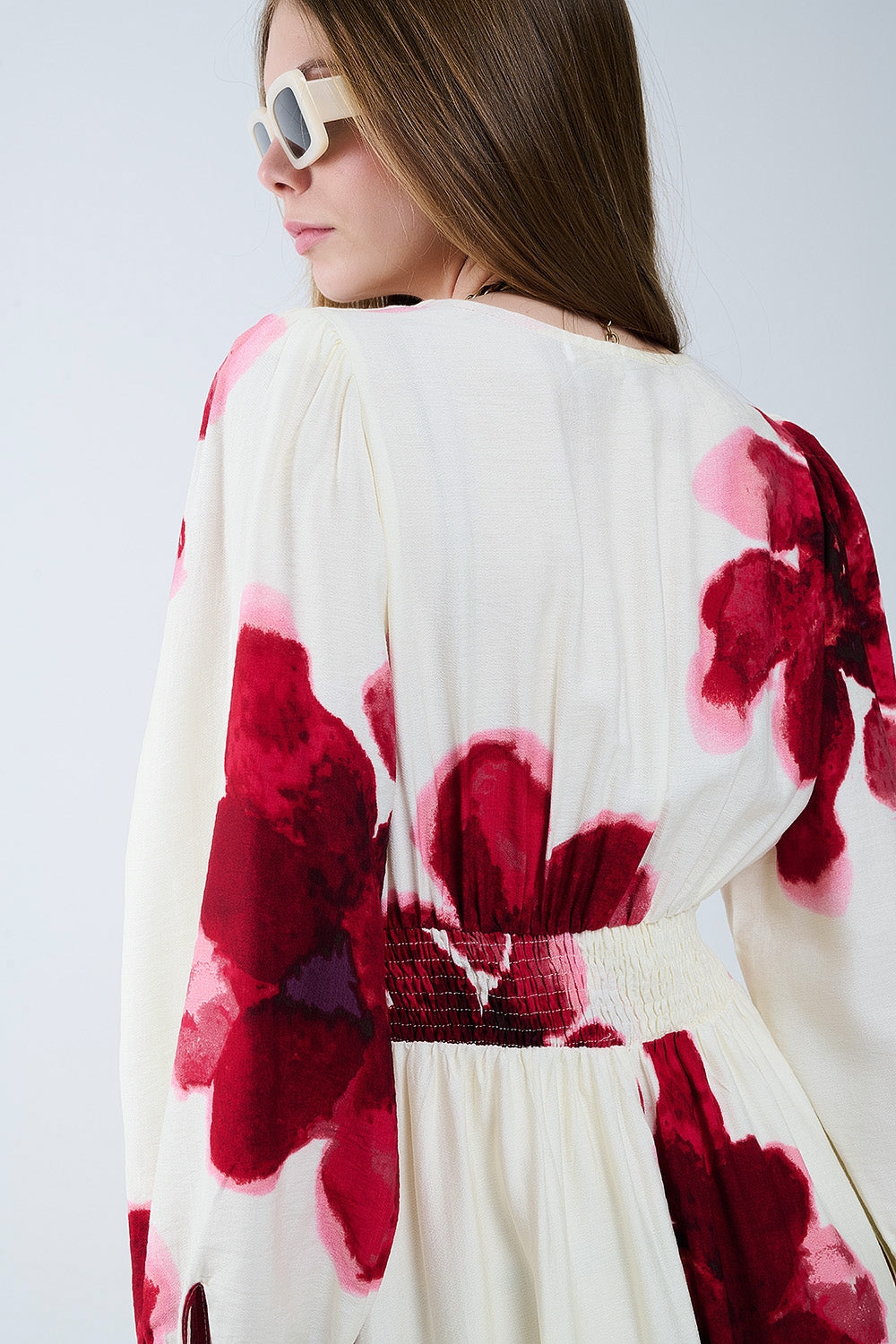 Robe midi portefeuille beige avec imprimé floral tropical rouge et manches longues