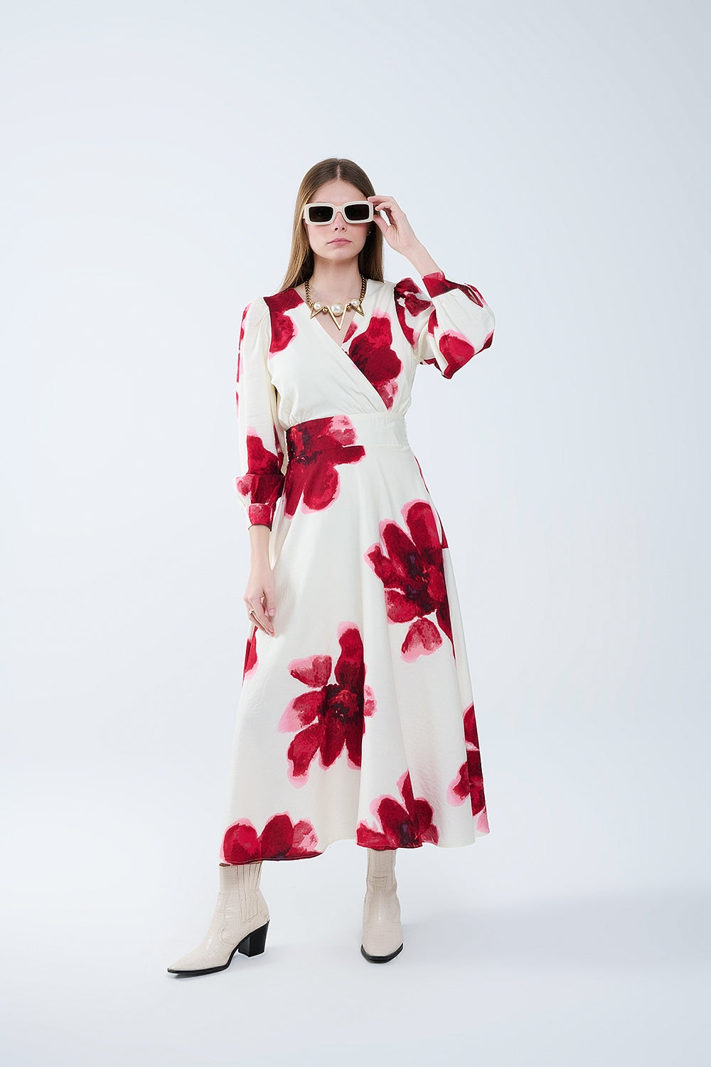 Robe midi portefeuille beige avec imprimé floral tropical rouge et manches longues