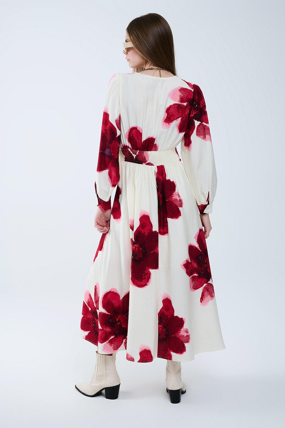 Robe midi portefeuille beige avec imprimé floral tropical rouge et manches longues