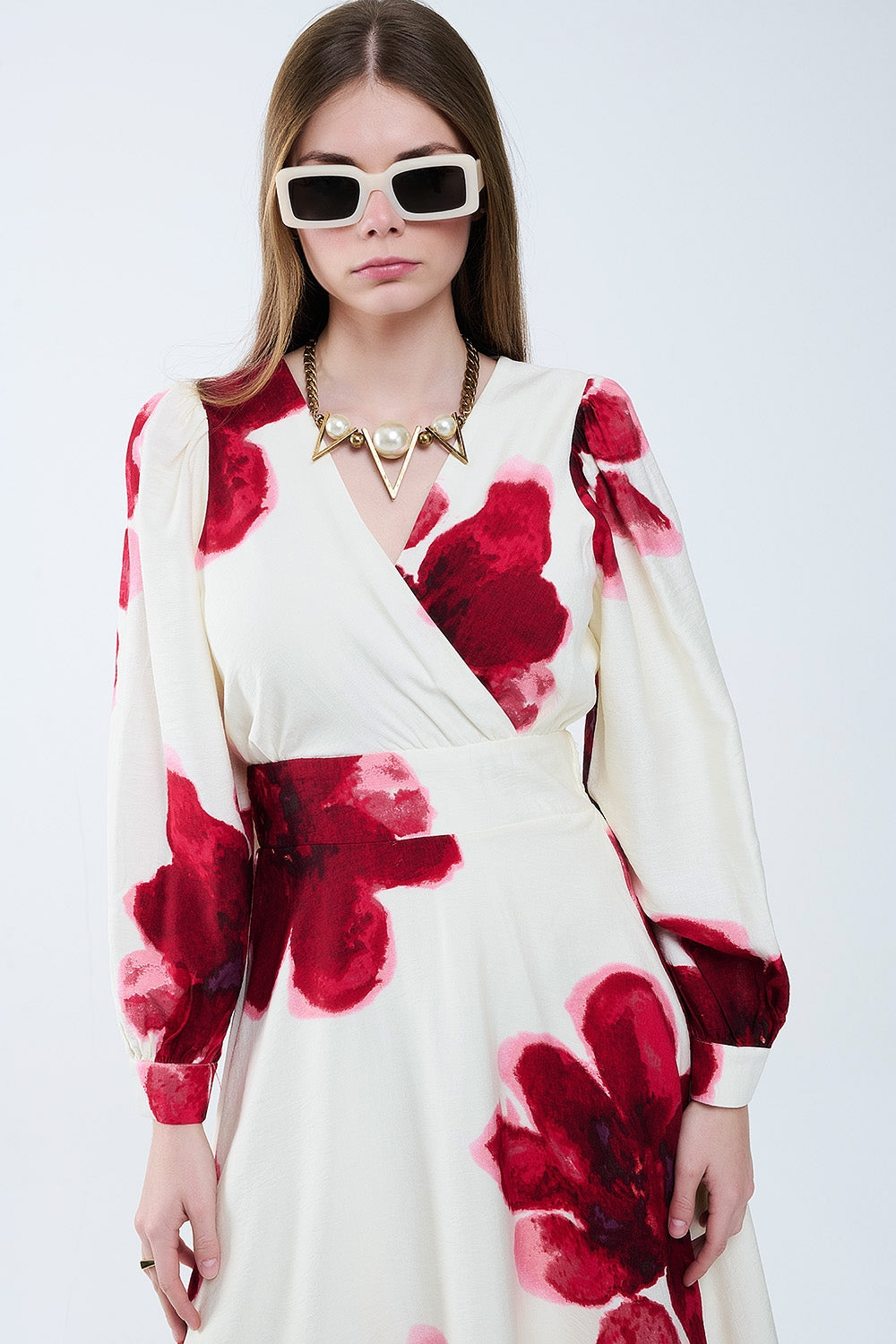 Robe midi portefeuille beige avec imprimé floral tropical rouge et manches longues
