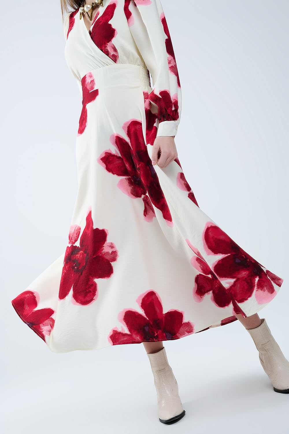 Robe midi portefeuille beige avec imprimé floral tropical rouge et manches longues