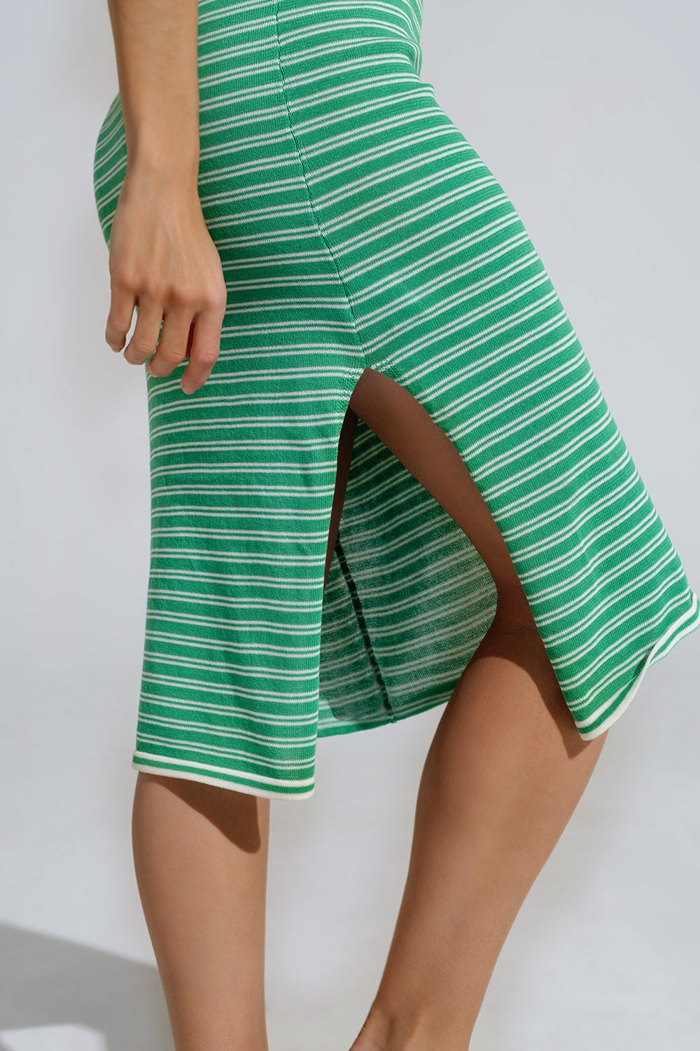 Robe midi verte à rayures et à bretelles spaghetti