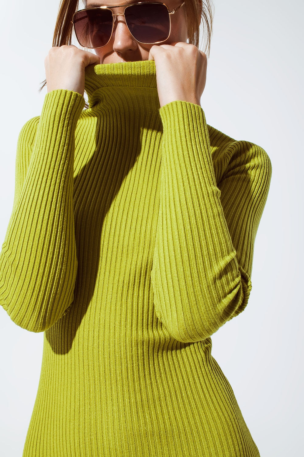 Robe MIDI verte avec col roulé.