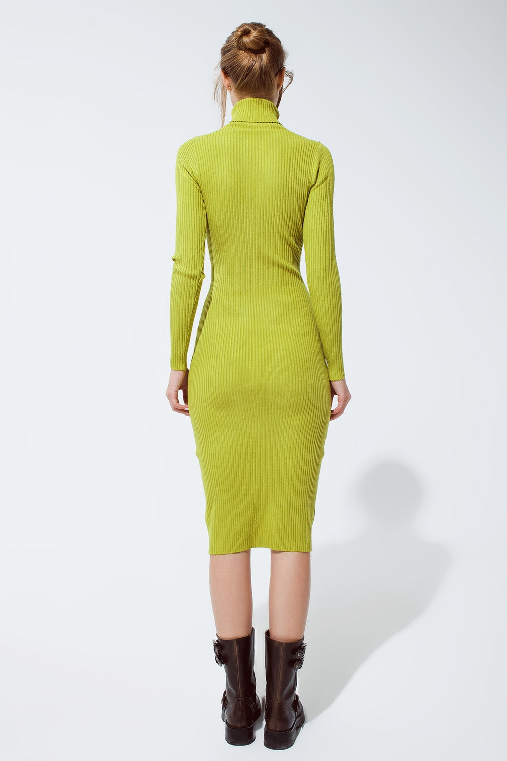 Robe MIDI verte avec col roulé.