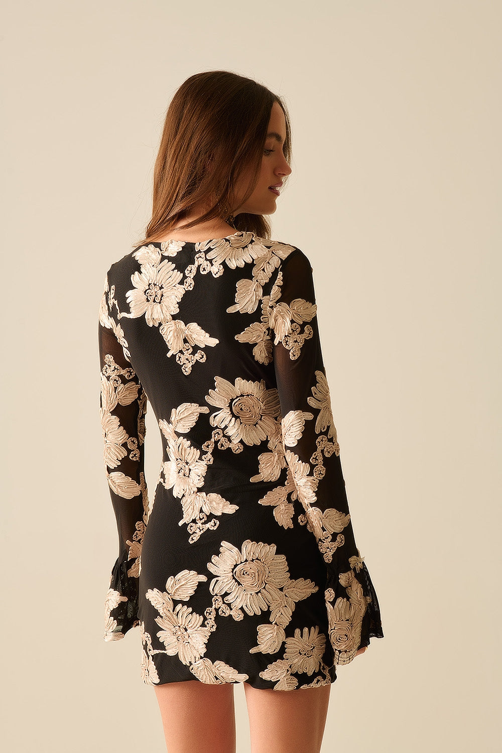 robe mini en chiffon noir avec brocart floral