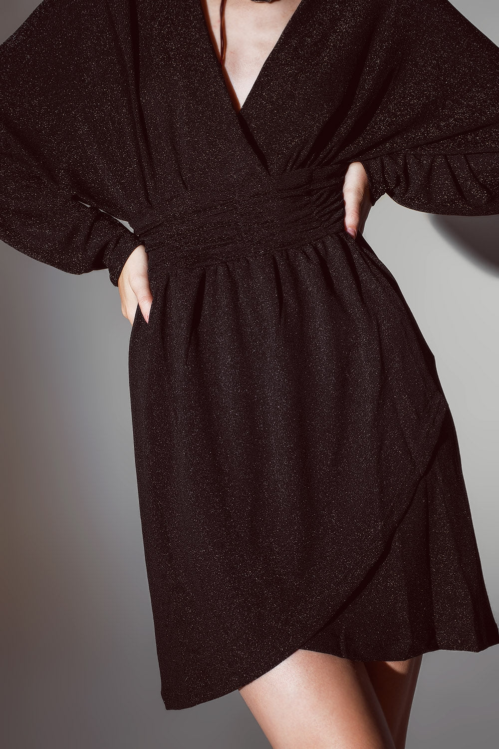 Robe Mini-longue scintillante avec un profond décolleté en V en noir